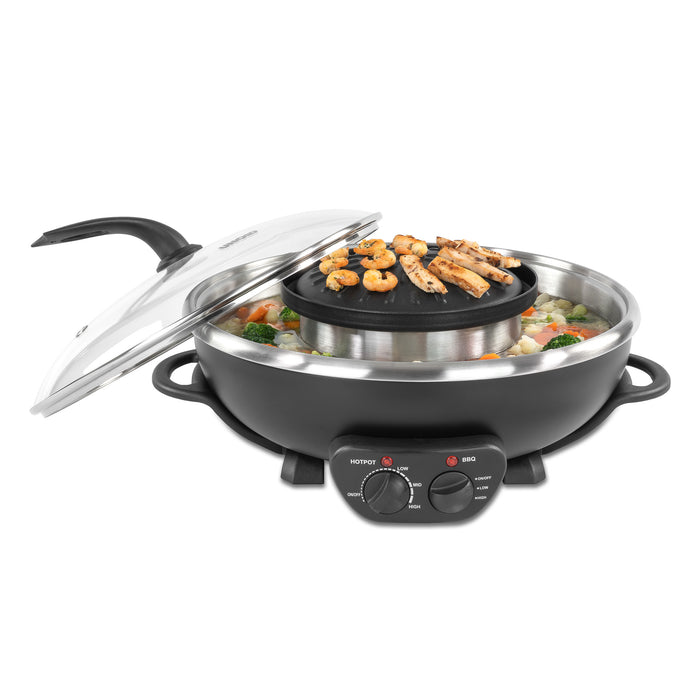 Der Unold Asia Fondue Hot Pot verfรผgt รผber Bedienregler an der Vorderseite und ist hier beim Grillen von Garnelen zu sehen, wรคhrend im Topf eine Gemรผsemischung gart und der Glasdeckel daneben liegt.