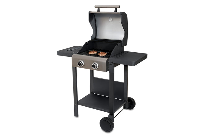 Der Unold Barbecue Grill-Wagen Buddy ist ein schwarzer Gasgrill mit zwei Brennern, einem offenen Deckel und drei Burger-Patties auf dem Rost. Er verfügt über zwei Bedienknöpfe, eine Seitenablage, eine Bodenablage und zwei Räder für die Mobilität.