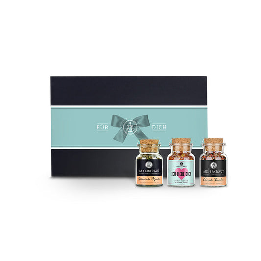 Deluxe Box hinter Korkengläsern